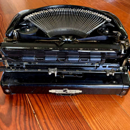 1941 Remington Rand Streamliner Portable Typewriter